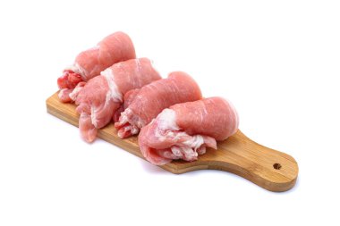 Beyaz arka planda izole edilmiş çiğ domuz bifteği. Seçici bir odak noktası.