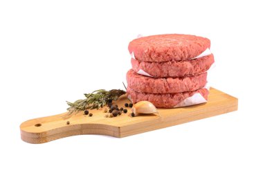 Hamburger yapmak için çiğ köfte. Beyaz bir arka planda izole edilmiş. Fast food..