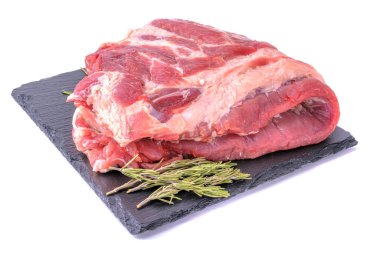 Çiğ domuz kaburgaları beyaz bir arka planda izole edilir..