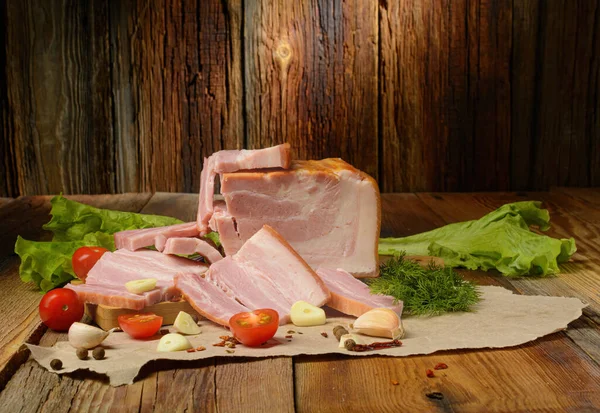 Geräucherter Schweinebauch Scheiben Speck Schinken Mit Kräutern Tomaten Und Schwarzem — Stockfoto