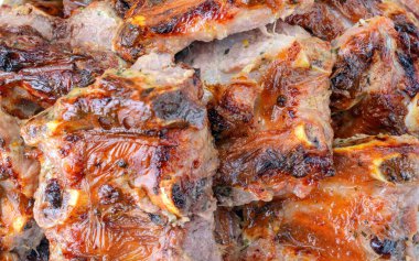 Kömürde kızartılmış et, beyaz bir arka planda izole edilmiş. Domuz kaburgası.