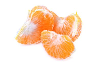 Soyulmuş mandalina dilimleri, beyaz bir arka planda izole edilmiş.