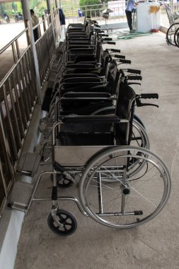 Tekerlekli sandalye, parktaki hastalar için tekerlekli sandalye girişi..