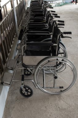 Tekerlekli sandalye, parktaki hastalar için tekerlekli sandalye girişi..