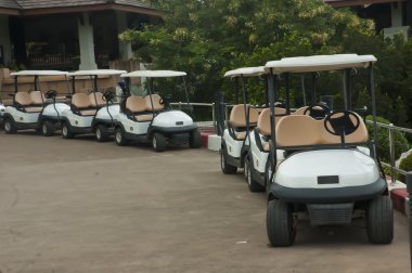 Otoparkta golf arabaları var.