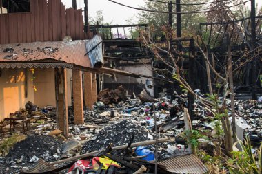 Ev yanıyor, ev yanıyordu.