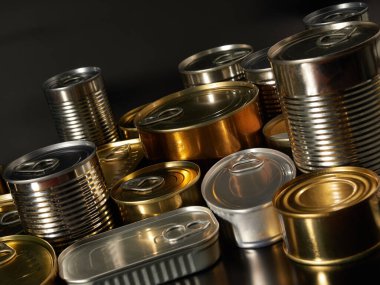 Tüketim, sebze, balık ve et için farklı konserve kutuları