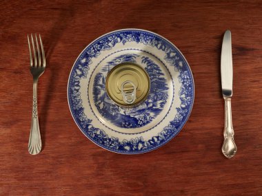 Tüketim, sebze, balık ve et için farklı konserve kutuları