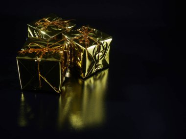 Noel kompozisyonu. Hediyeler, Noel süsleri, kış, yeni yıl konsepti ve Noel. Boşluğu kopyala