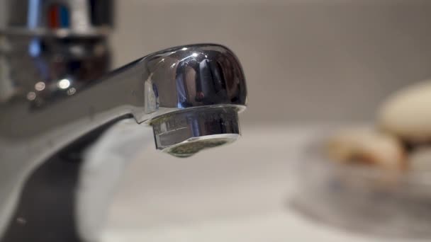 Grifo Acero Goteando Lavabo Del Baño — Vídeos de Stock