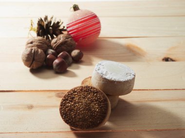 Polvoronlar ve mantekadolar, bademlerden yapılmış, İspanya 'daki Noel kutlamalarının tipik tatlısı.