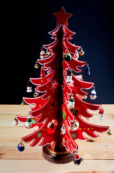 Рождественские Украшения Праздников Ели Окрашены Красный Цвет Небольшими Рождественскими Украшениями — стоковое фото