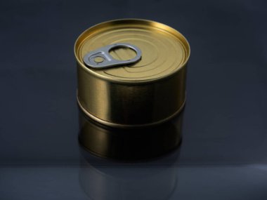 Tüketim, sebze, balık ve et için farklı konserve kutuları