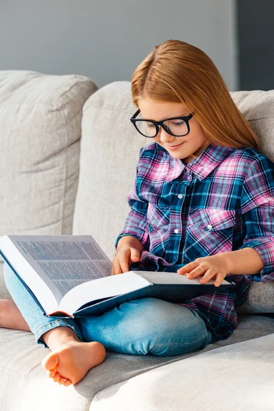 Niña sosteniendo libro — Foto de Stock