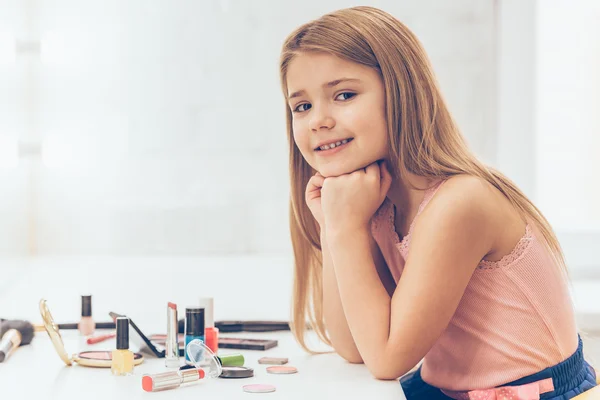 Little girl keeping hands on chin — Stock Photo, Image