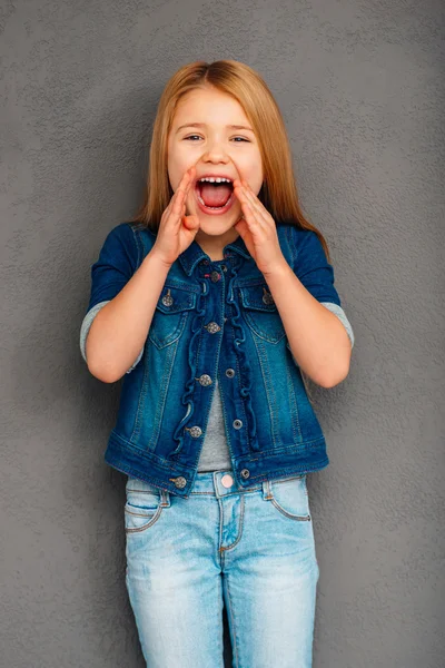 Menina mantendo a boca aberta — Fotografia de Stock