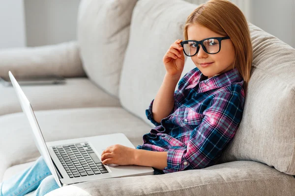 Egy kislány használja a laptopját. — Stock Fotó