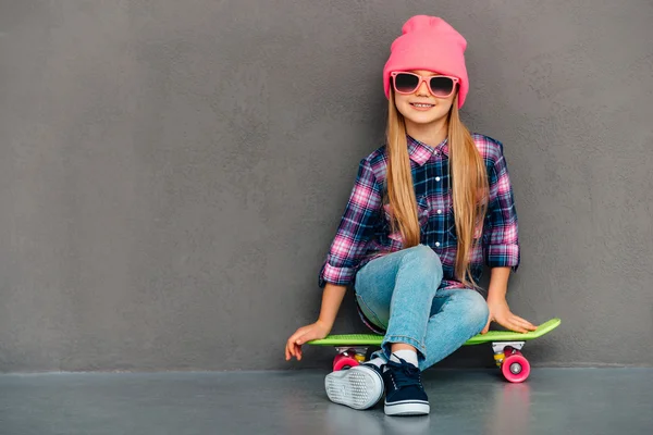 Bambina seduta sullo skateboard — Foto Stock