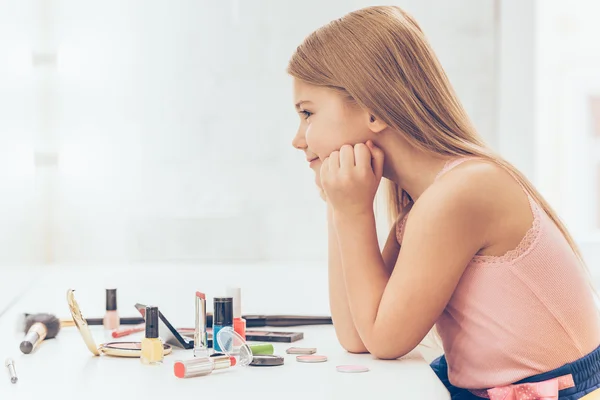 Klein meisje lik op haar reflectie — Stockfoto