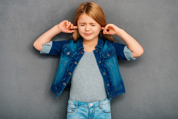 Flicka som täcker öronen med händer — Stockfoto