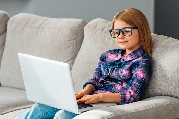 Menina em óculos usando seu laptop — Fotografia de Stock