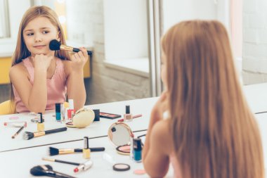 Küçük kız makyaj uygulamak