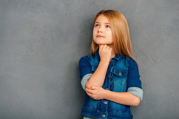 Little girl holding hand on chin — Stock Photo, Image