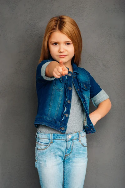 Linda menina apontando para você — Fotografia de Stock