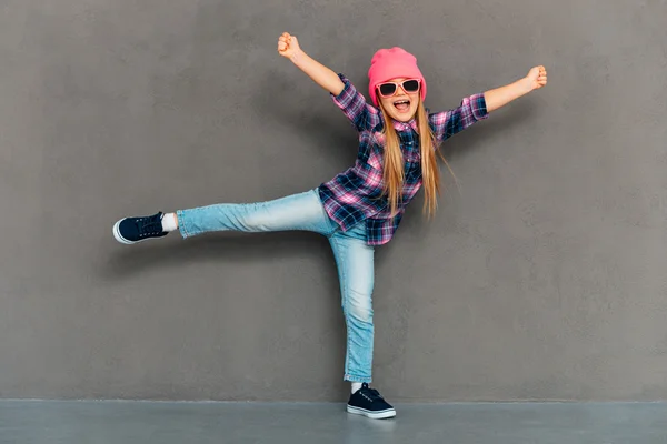 Girl in sunglasses keeping arms outstretched — Stock Photo, Image