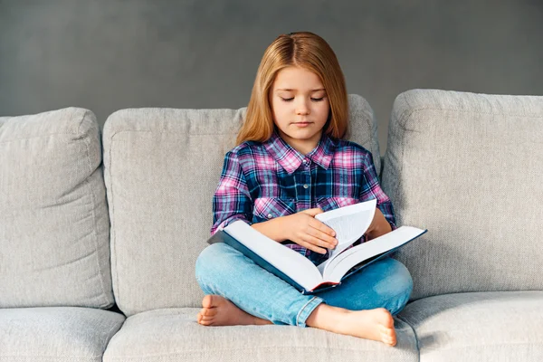 Petite fille lecture livre — Photo