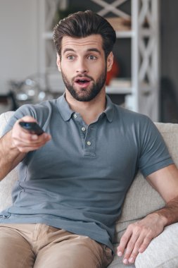adam tutarak uzaktan kumanda