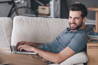 kendi dizüstü kullanan adam