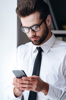 gözlük yakışıklı işadamı