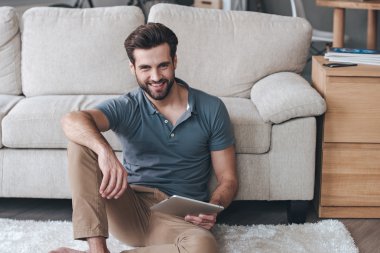 Onun dijital tablet tutan adam