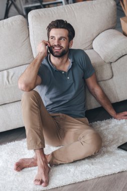 Cep telefonuyla konuşan adam.