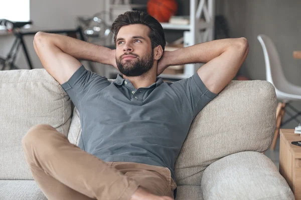 Homme gardant les mains derrière la tête — Photo