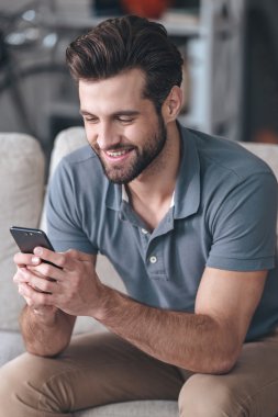 adam akıllı telefonunu arayan