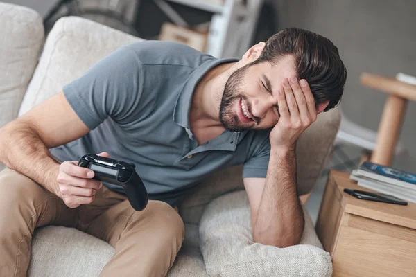 Jovem desesperado segurando joystick — Fotografia de Stock