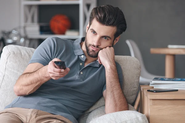 Junger Mann mit Fernbedienung — Stockfoto