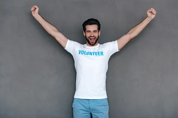 Joven alegre en camiseta de voluntario — Foto de Stock