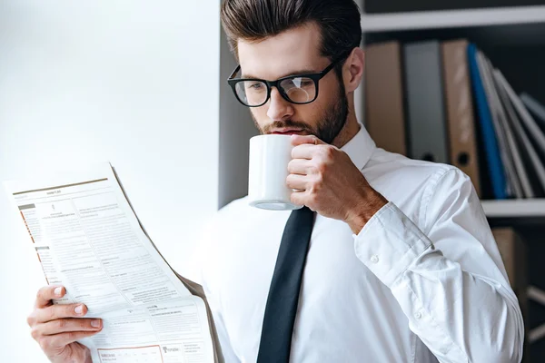 Businessman in glasses reading newspaper — Stock Photo, Image