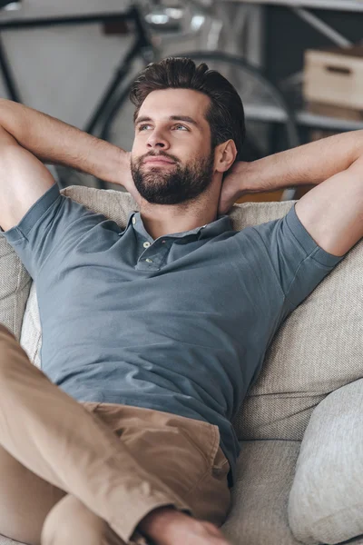 Homme gardant les mains derrière la tête — Photo