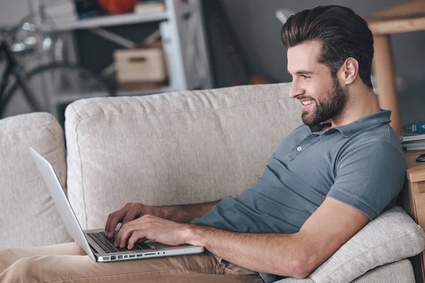 Young man using his laptop — Stock Photo, Image