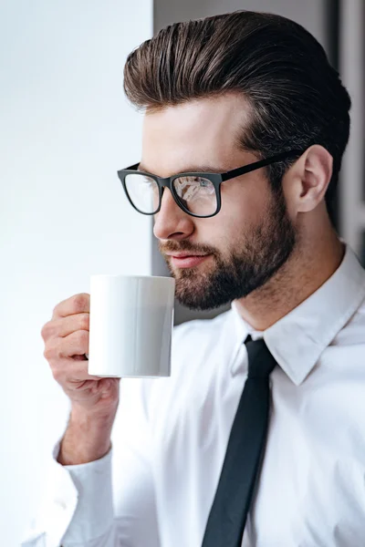 Businessman in glasses drinking coffee — Stock Photo, Image