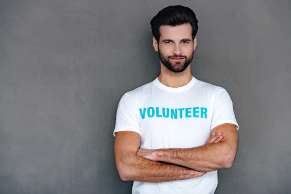 Young man in volunteer t-shirt — Stockfoto