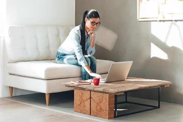 Mujer en gafas de trabajo en el portátil — Foto de Stock