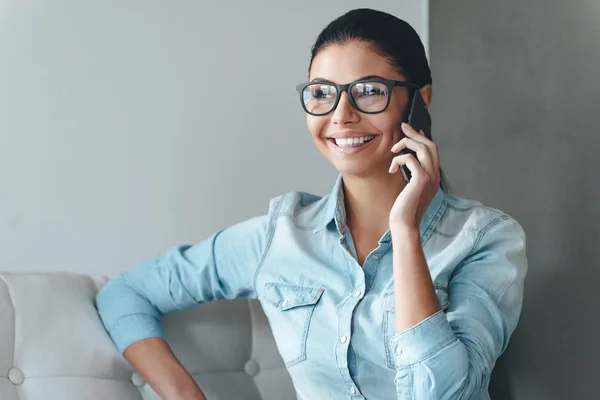 Vrouw in glazen praten op mobiele telefoon — Stockfoto