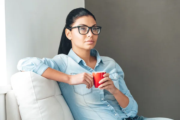 Женщина в очках с чашкой кофе — стоковое фото