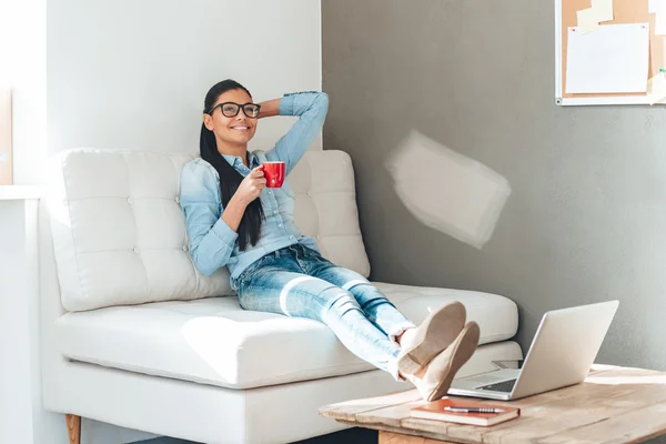 Woman in glasses holding coffee cup — Φωτογραφία Αρχείου