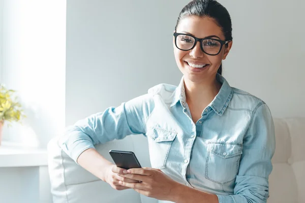 Mujer usando su teléfono inteligente un — Foto de Stock